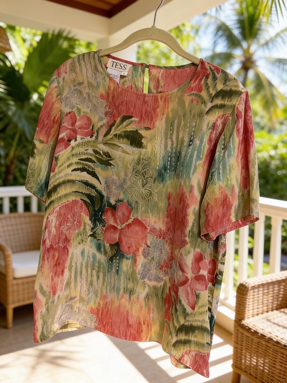 TESS Floral Watercolor Short-Sleeve Blouse in Coral & Green -Vintage- 100% Silk